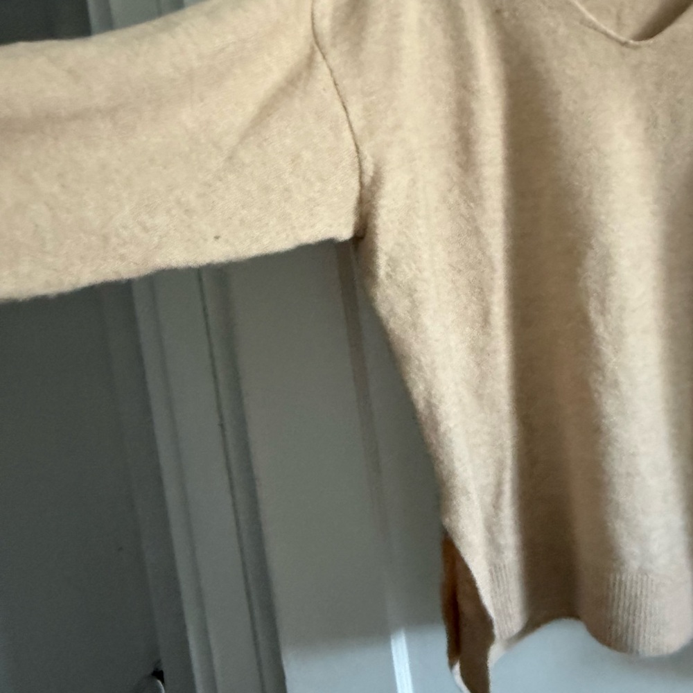 H&M Women's V-Neck Sweater in Light Tan - Picture 4 of 9